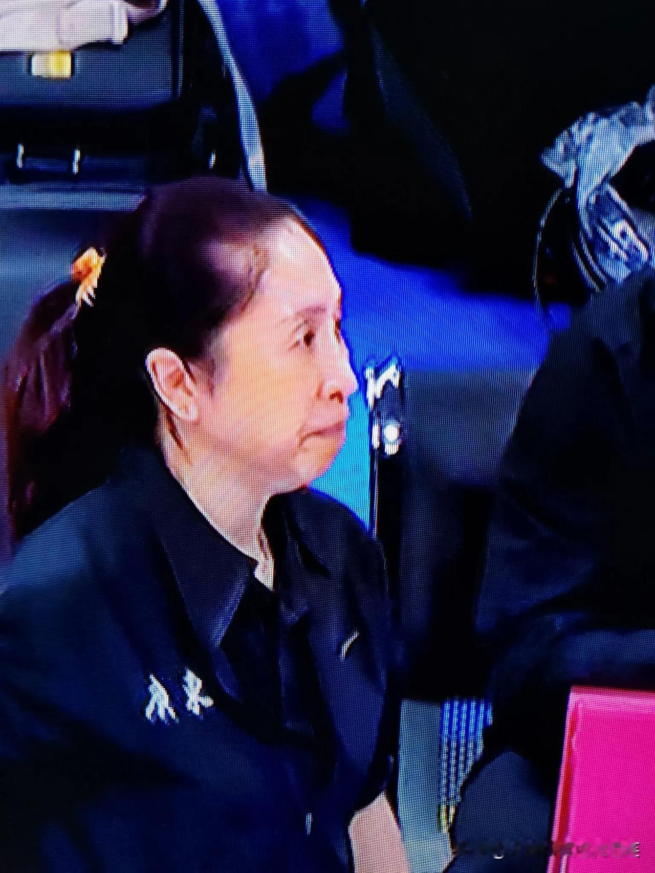 郑薇指导在这场女篮决赛中，大家看得出她的战术和用人多么的有效。“扬长避短，以弱胜