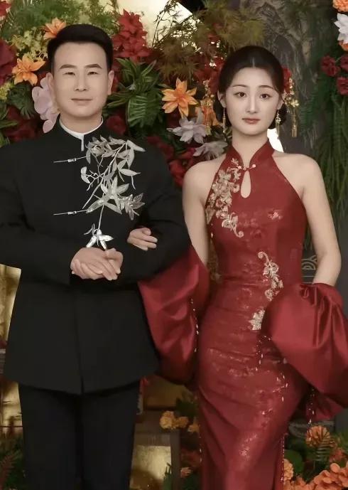 陈亚男，大衣哥的前儿媳据说订婚了小伙子挺精神，这或许正是她寻找的那一款俩人看