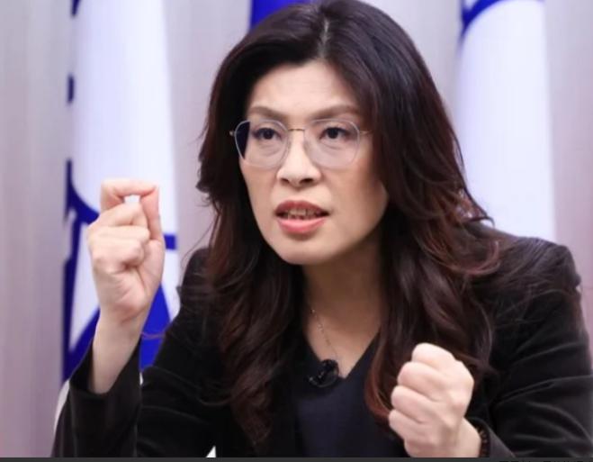 兜里没几个钱，天天敢在公众面前吆喝，真以为自己是来拯救地球的呢？看人家拽的那些