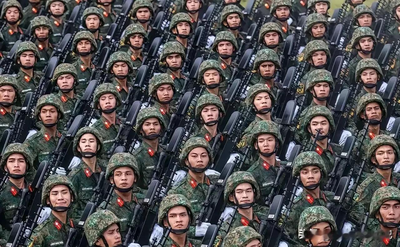 图1，越南军人，眼神涣散，看上去比较迷茫，面部表情比较丰富，你说来搞笑的吗图2