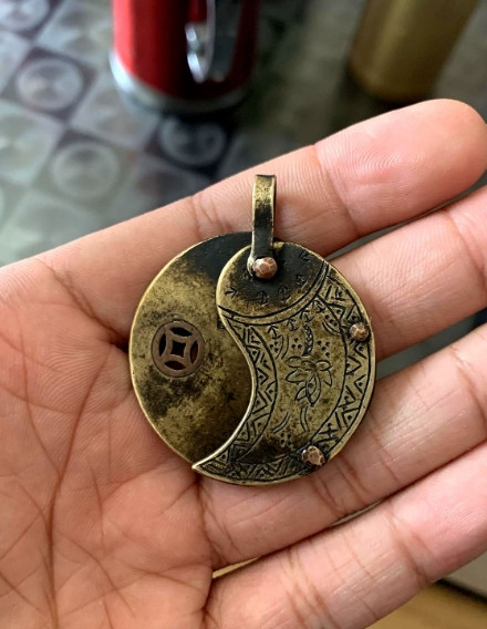 今天在王楼淘了一个裁纸刀，应该是民国的，刻有義元两个字。家人们，谁懂羲元两个