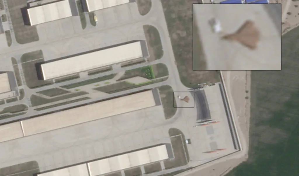 某型无人制空作战飞机又被外国卫星发现了[并不简单]不知是图二三种中的哪一种，跟