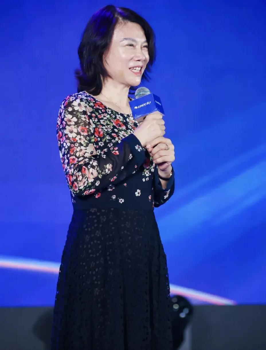 最近，董明珠在格力电器2026届毕业生入职仪式上说的话让很多老板沉默了。"自