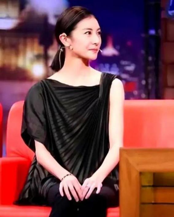 2008年，亿万富豪王微婚内偷偷和舞蹈演员同居后，回家想和老婆杨蕾离婚，却不曾想