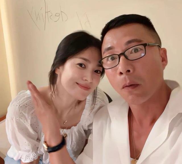 宋慧乔离婚后与男友人亲密自拍，穿白衬衫扎马尾，嫩得像个水蜜桃​​​