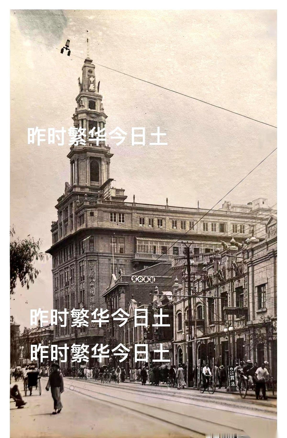 每次路过劝业场，看它修好了，灯火通明的，心里特亮堂。但一扭头，想到不远处的百货