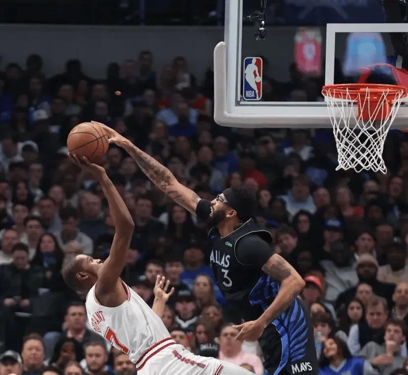 浓眉大帽杜兰特这张图，太夸张了！杜兰特对抗后确实没跳起来，但这个后仰幅度，基