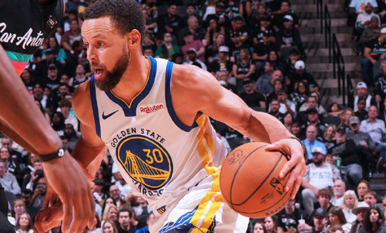 你敢信？库里单节22分打疯了！46分+生涯总得分超越英格利什，马刺双三双创耻辱纪录