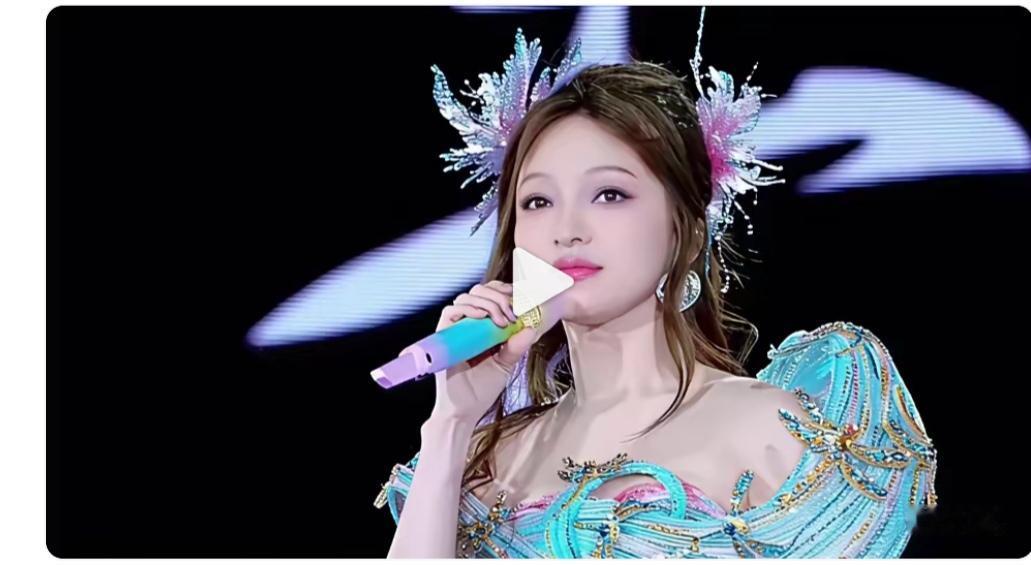 张韶涵的造型师，每次都被网友们夸。造型太美了，20多斤的衣服穿在身上，还要唱跳。