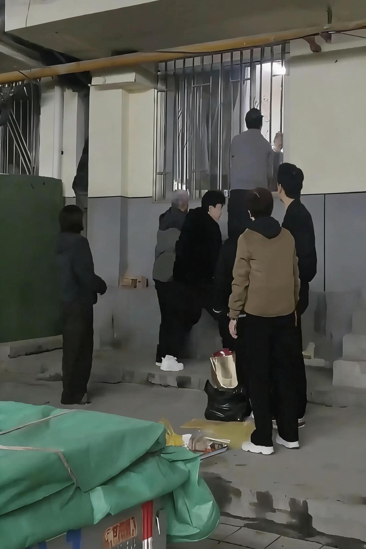 甘肃兰州一老旧小区，清明节前后，7名居民在一楼住户窗下烧纸钱，浓烟和纸灰直接飘进