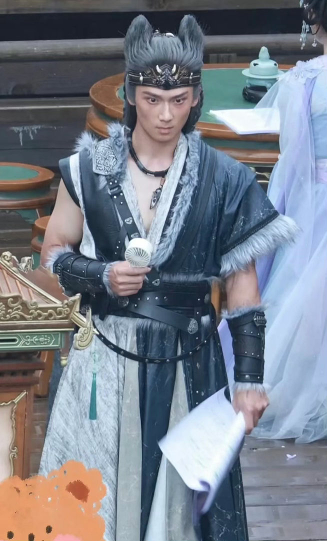 这个发型男的原型是哈士奇吗？​​​