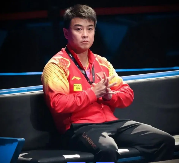 中国男乒主帅王皓真是太镇定自若了！在今天进行的一场世乒联冠军赛男单1/4决赛中，