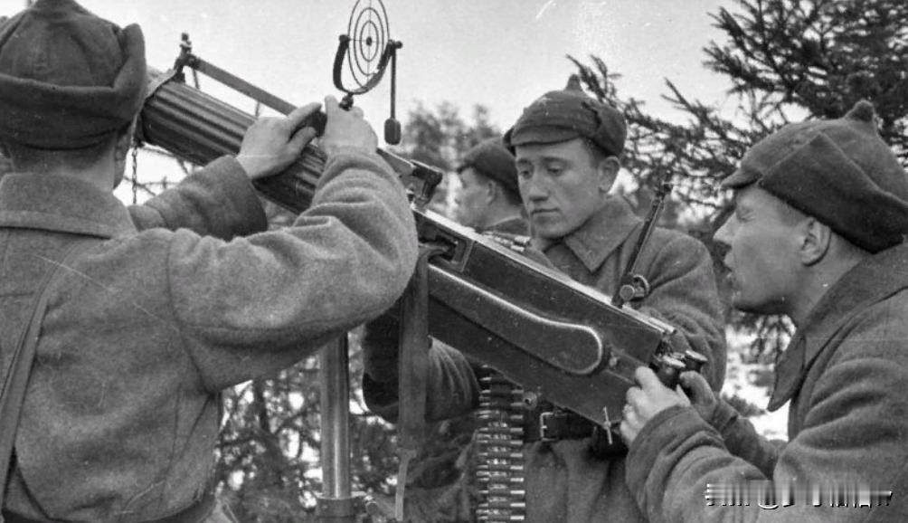 第二次世界大战苏联军队使用的“马克西姆”机枪使用的是帆布弹链而不是金属弹链,总的