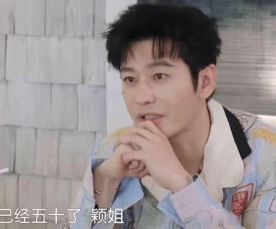 瞿颖问黄晓明弄了多少项目《中餐厅》最新一期饭局上，老友围坐聊天，黄晓明感慨时光飞