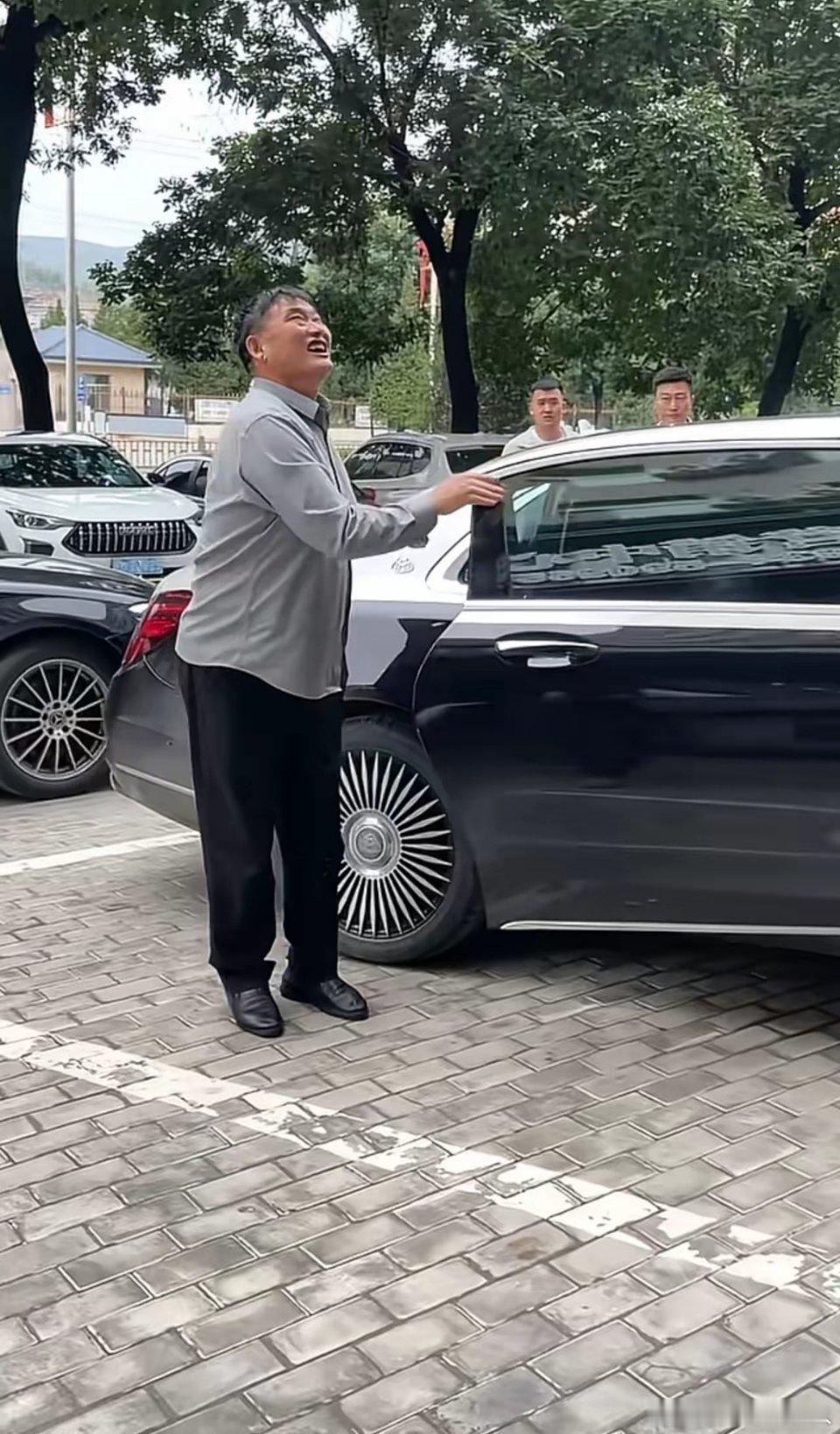 大衣哥坐五菱汽车，下车后把车门关上，还特意回手拉了几下把手，仔细检查是否关到位。