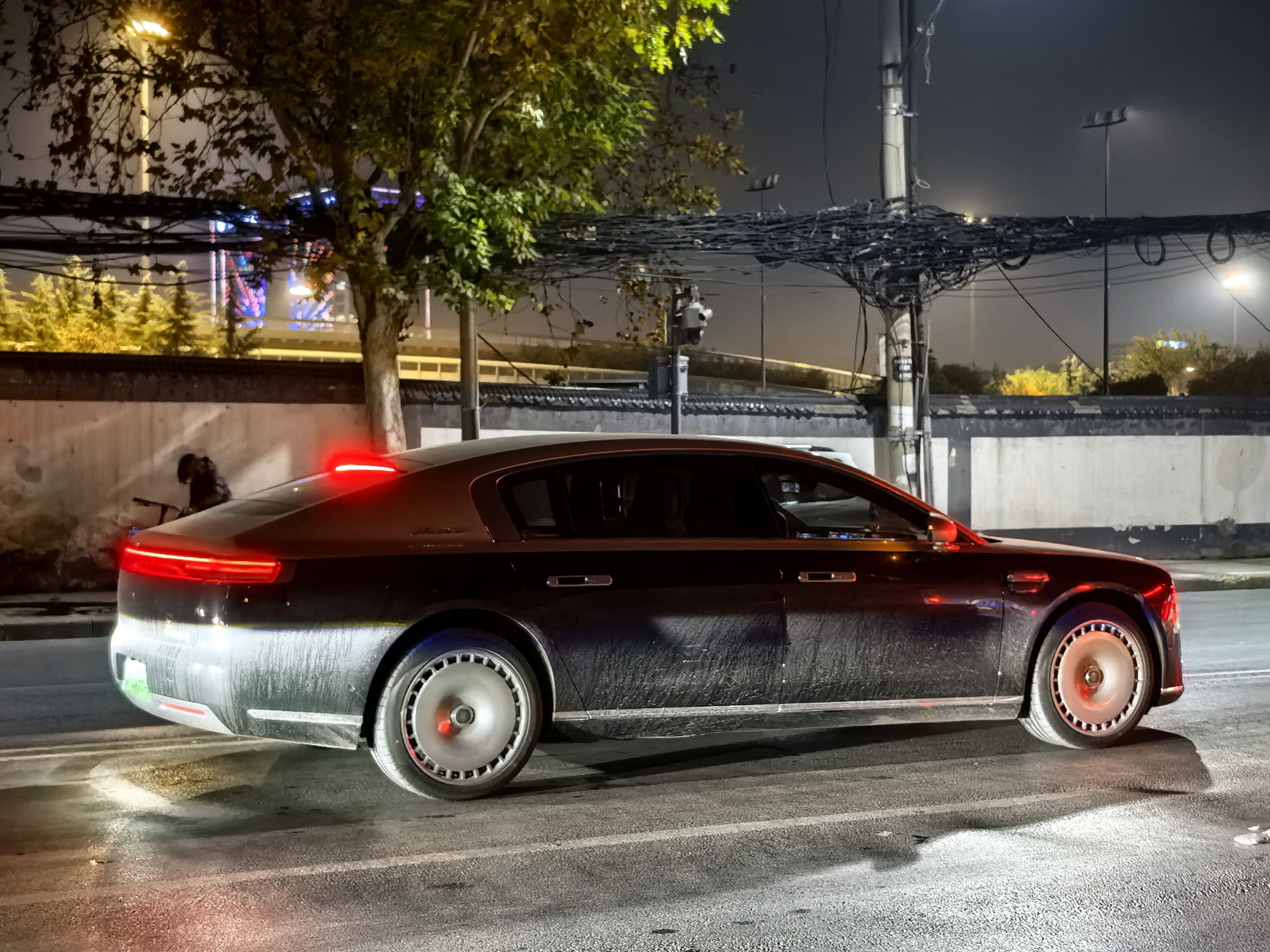 昨晚又碰见一辆尊界S800，北方的土灰对黑色车身非常不友好，这车主应该也有体会