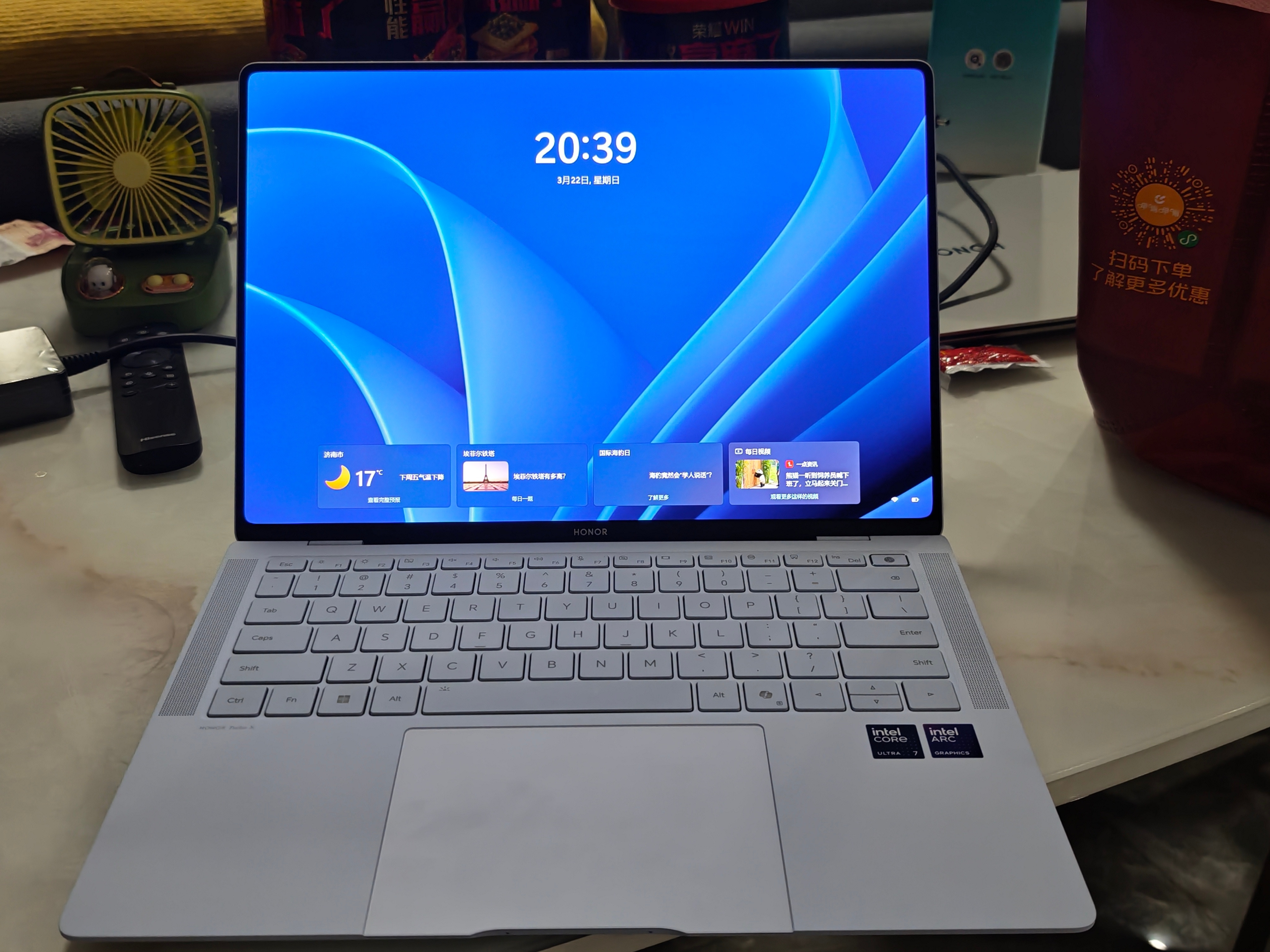 这B面还是那么美，那么无敌。没有摄像头挖孔就是好看，这B面屏占比真无敌