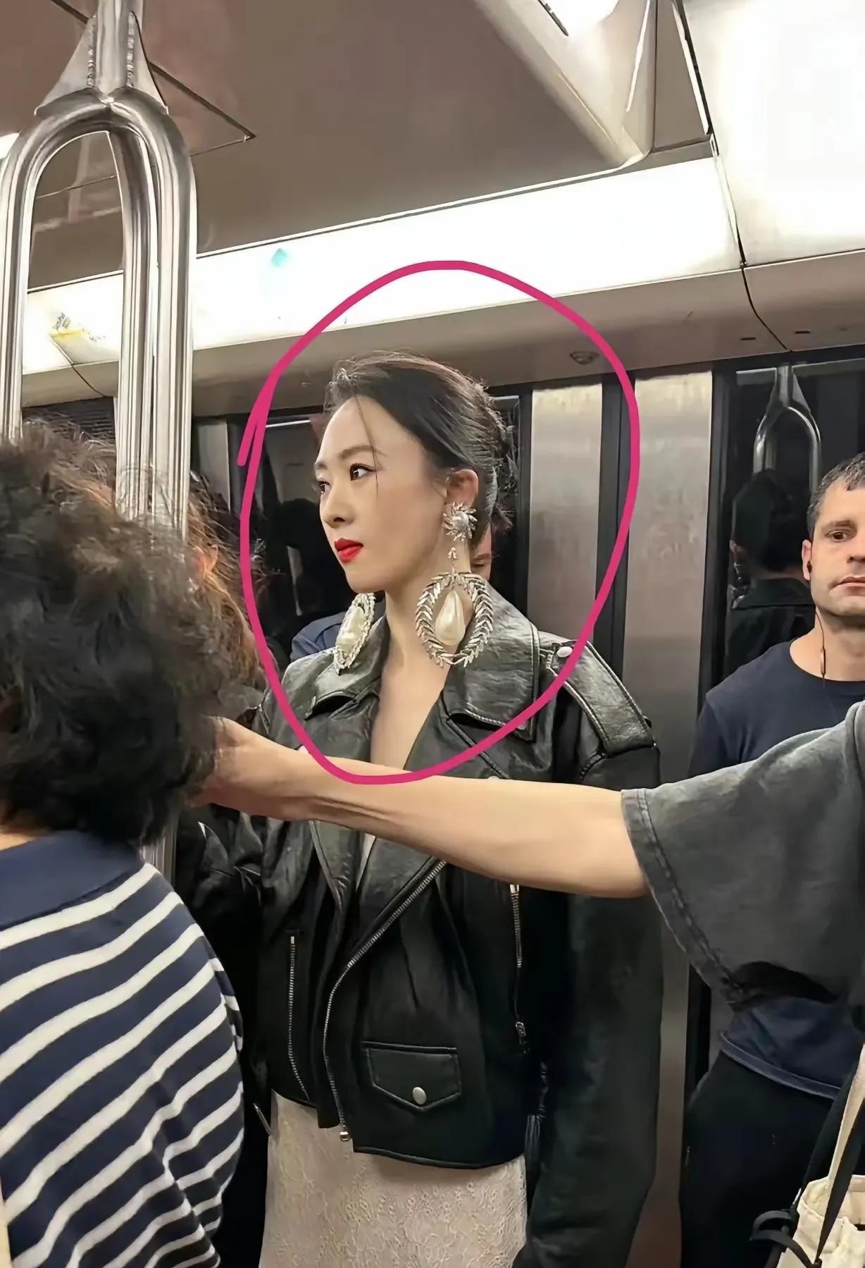 童谣被拍到在国外坐地铁，孤身一人，耳环夸张，黑皮衣白纱裙，很抢眼…，但是…无人在