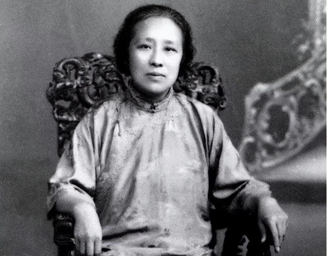 何香凝敢在蒋介石面前把门摔得震天响，不是仗着身后有兵有枪，而是她身上戳着一根谁也