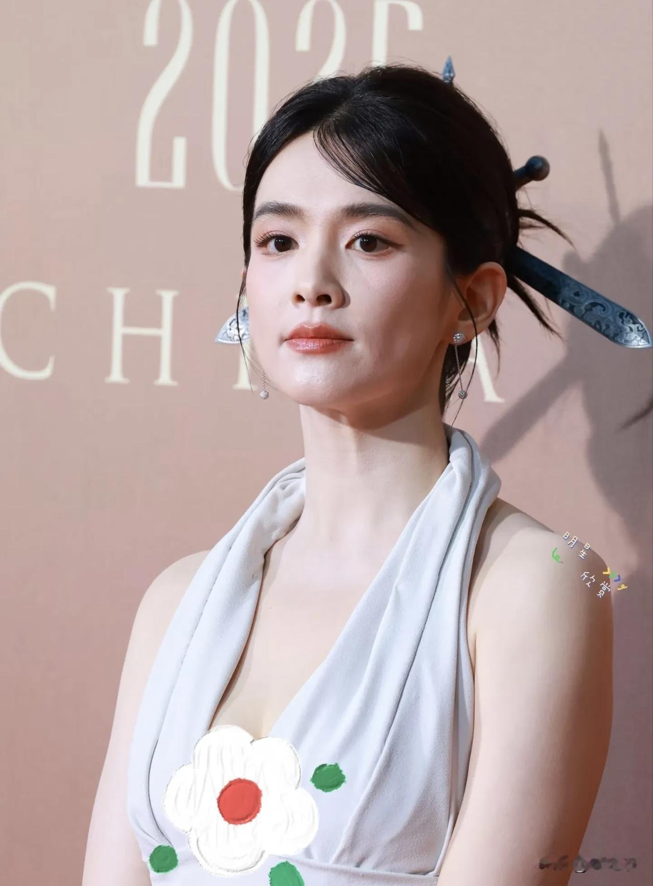 其实衣服本身的国风风格很适合陈昊宇，就是这件衣服加了性感的设计，反而把国风本身的