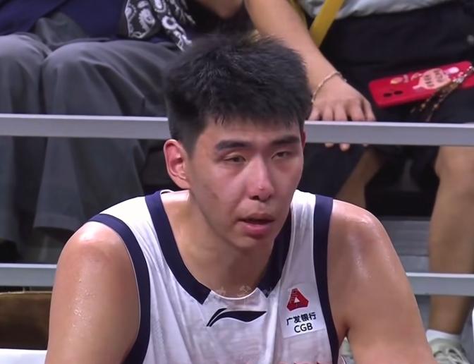 徐昕一次次起飞，完成空接暴扣的时候，最难受的也许不是广东球迷，而是广东替补席前那