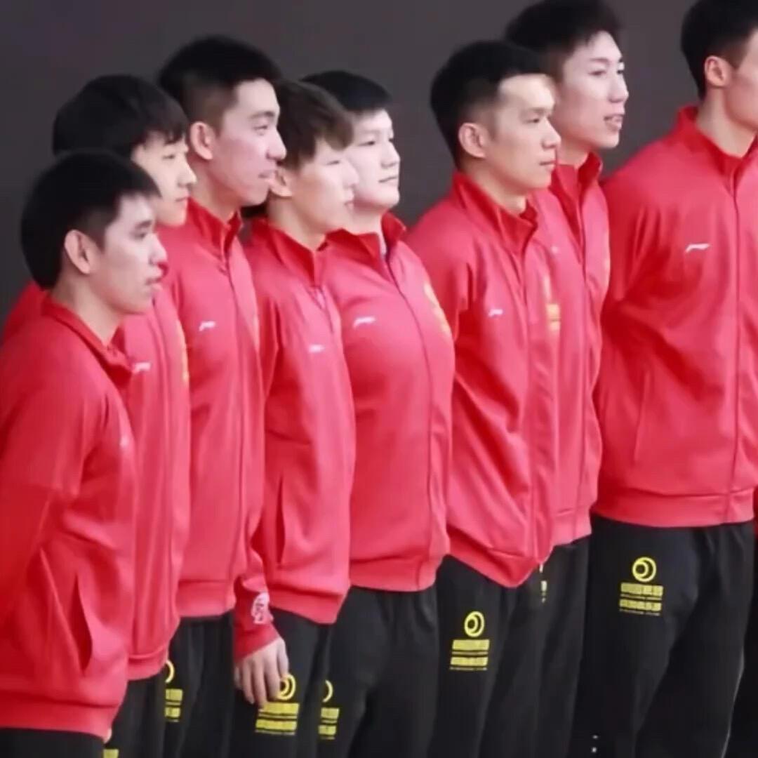 报告老师，有个小孩特别突出！小胖孩站的真板正，昂首挺胸，板正又自信，孩子爱这样