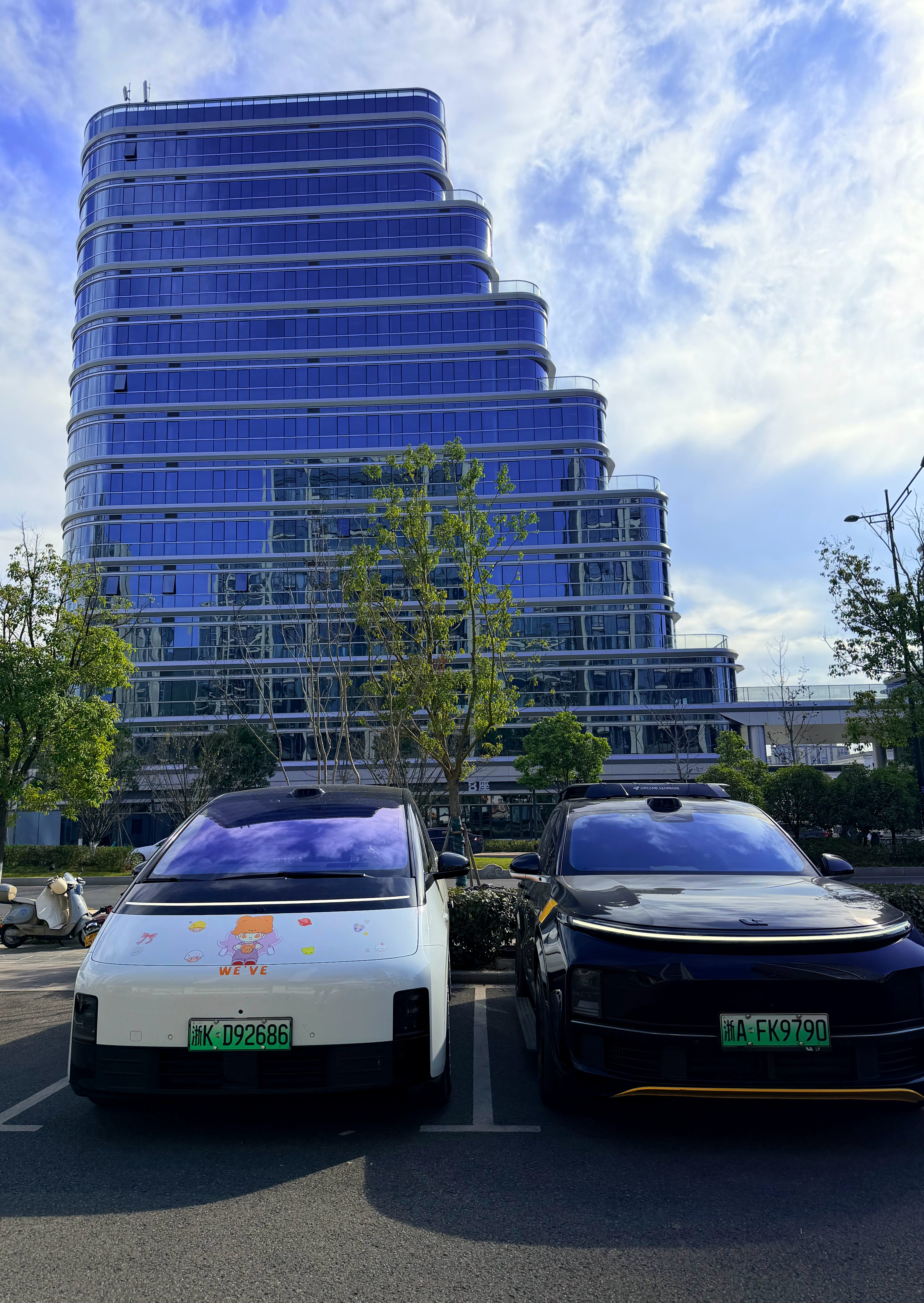 现在基本都是我媳妇在开，我开，平时两个人一起出门，都是开mega，所以两台车