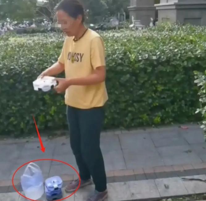 “有些人的坏真的是坏到了骨子里”！2024年8月4日，河北一大哥在小区锻炼时，眼