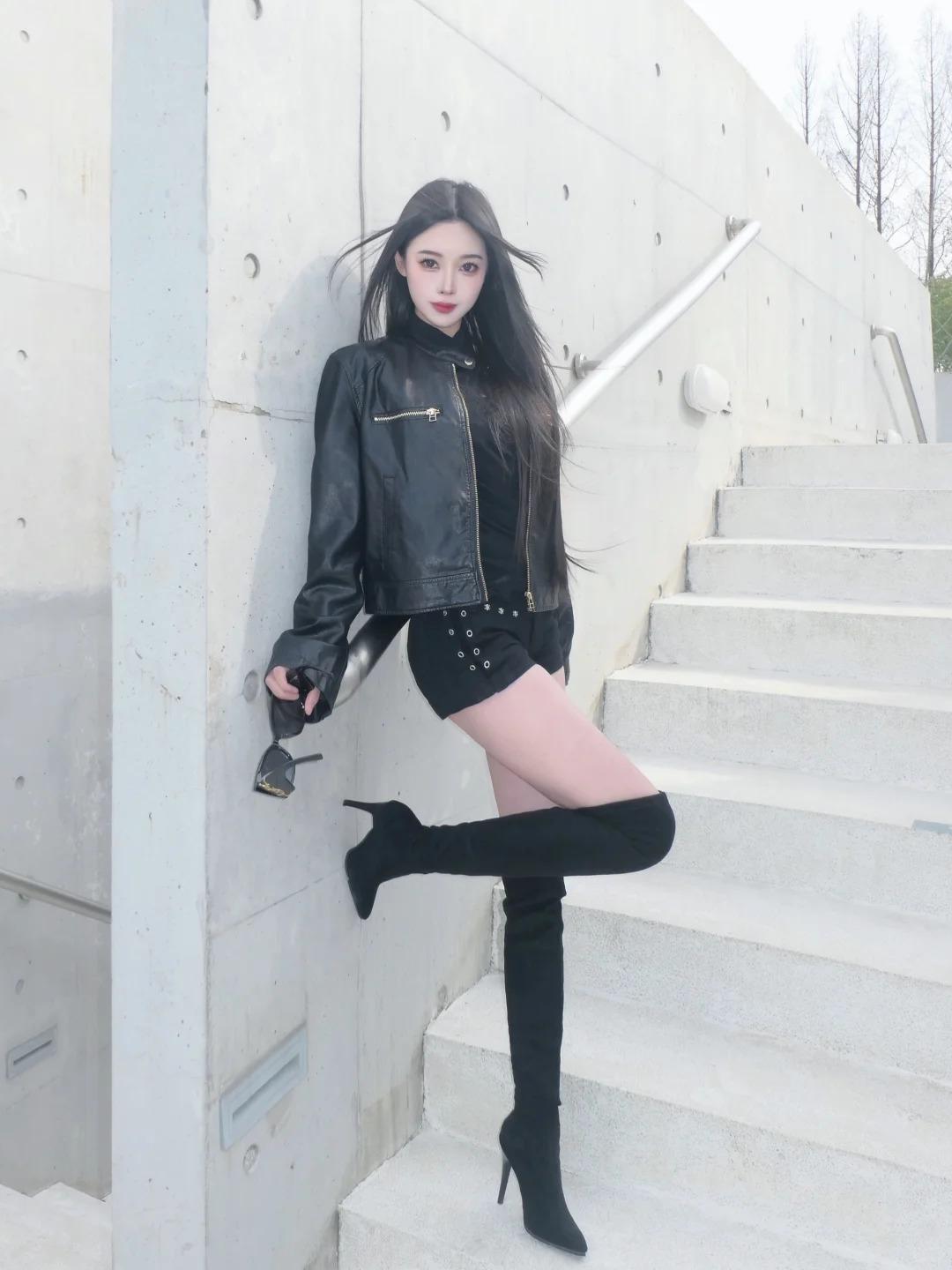 晒图笔记大赛简约搭配也能穿出多元风格，皮衣+超短裤+过膝靴便是绝佳范本，不用复杂