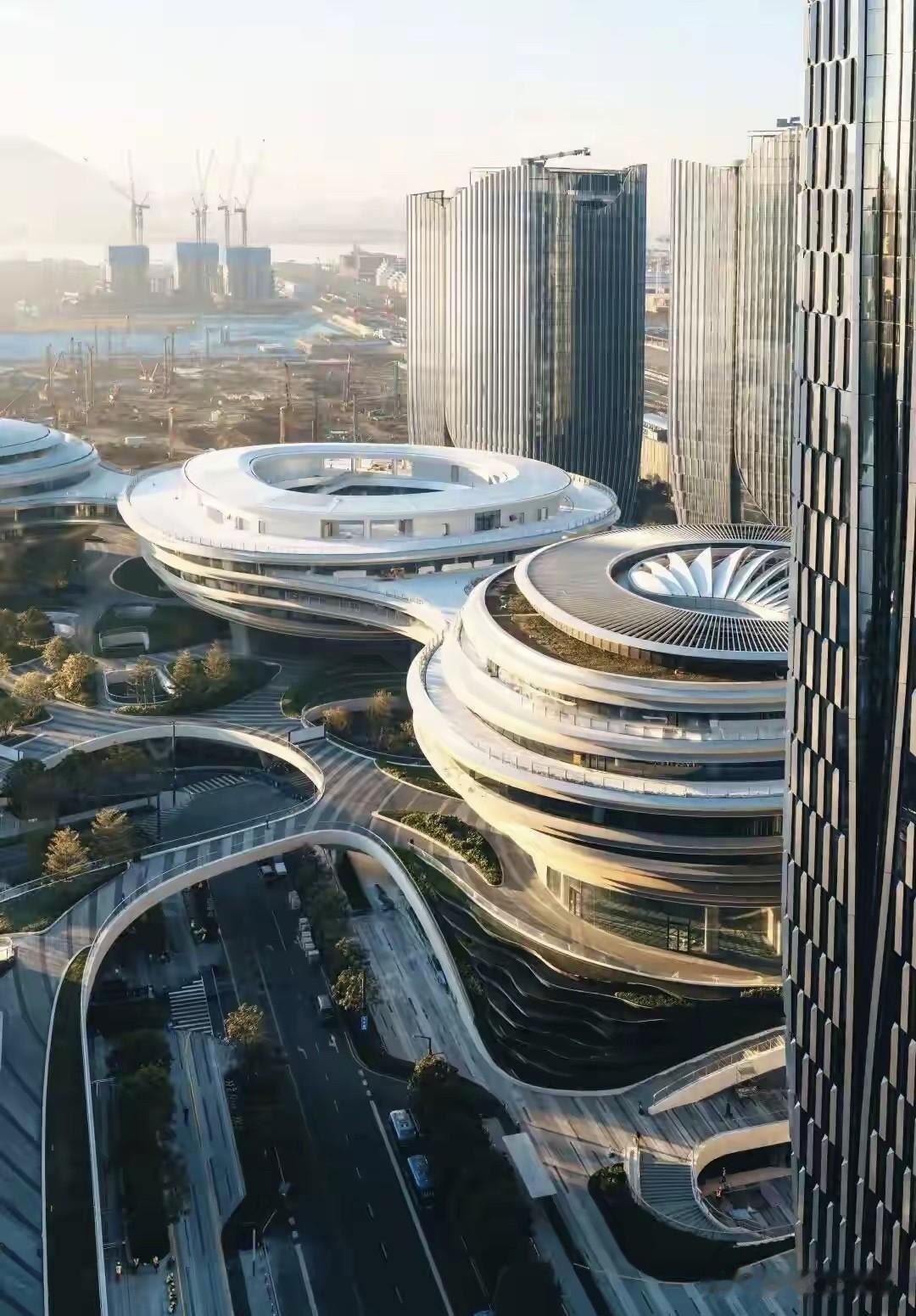 腾讯数万大军卷起铺盖卷儿挥别科兴科学园，浩浩荡荡扎根深圳前海大铲湾的“企鹅岛”。