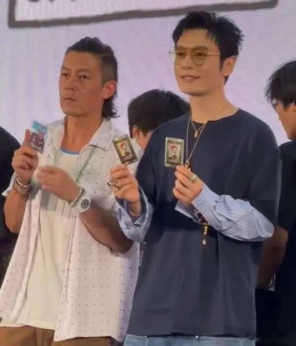 黄晓明和陈冠希两个年轻时各具特色的帅哥同框。人到中年，两个人的状态迥异，反差巨大