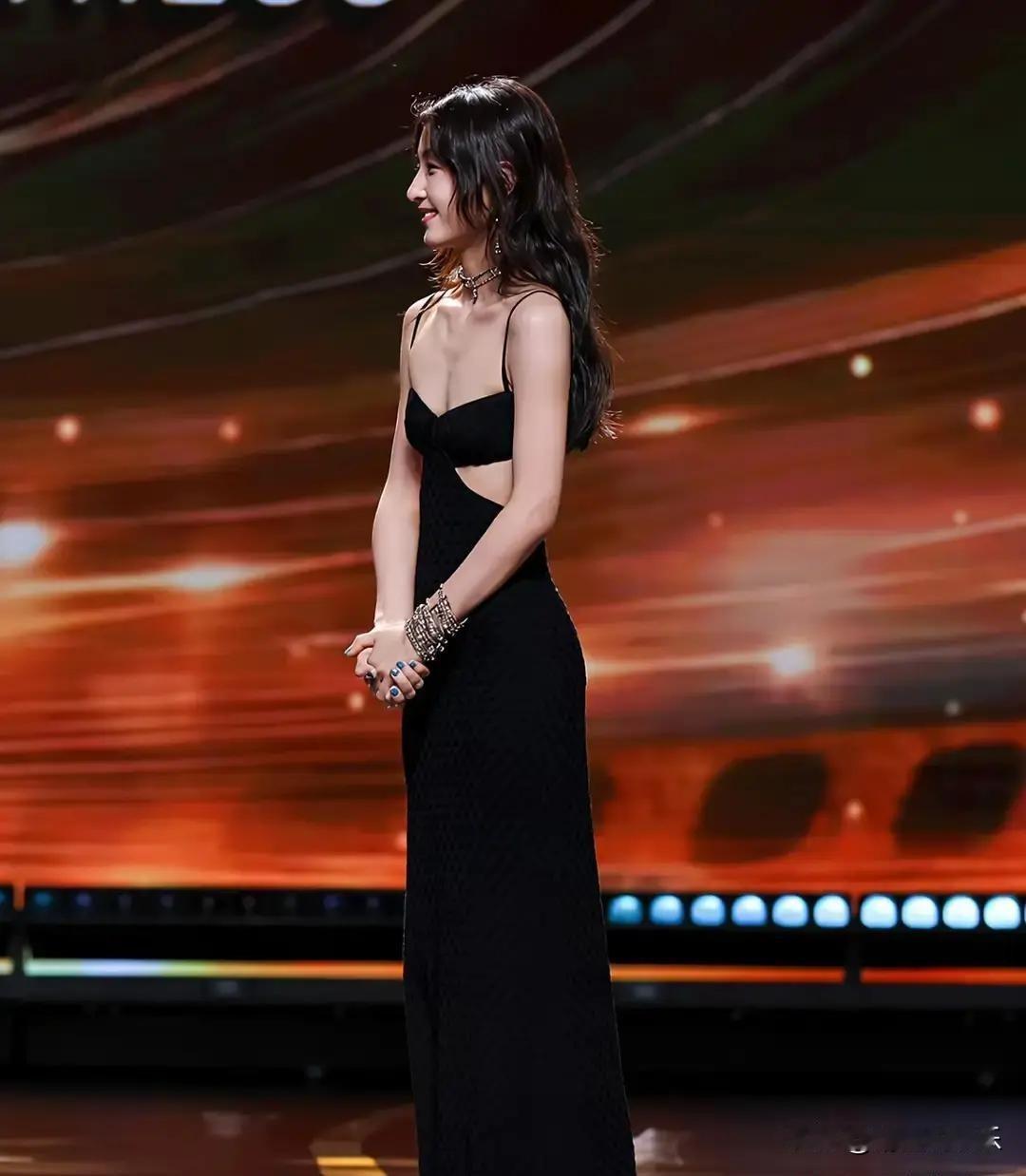 张子枫，这个我们从小看着长大的小姑娘真的大变样了，24岁的张子枫穿着性感的黑色