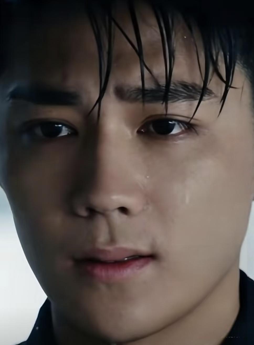 许何可能永远没办法原谅许亚军了，不是因为许亚军没参加追悼会，也不是许何一个人捧