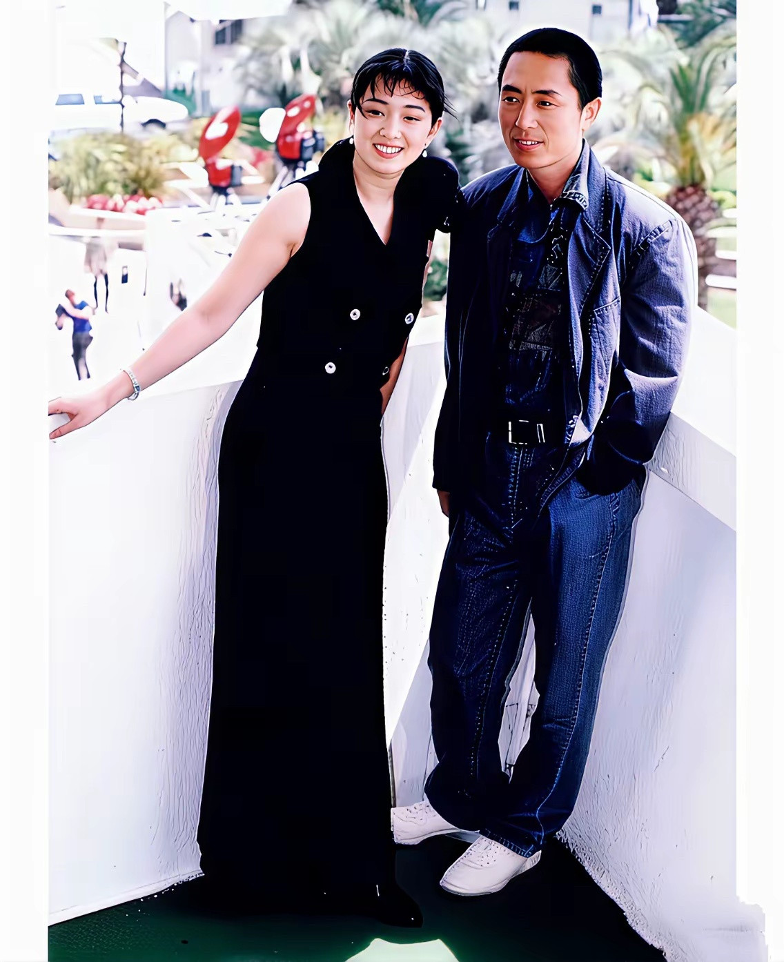 这是巩俐20多岁的照片，风华正茂的年纪。张艺谋那个时候也不老，两人看起来很般配。