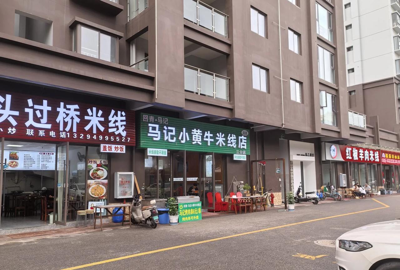 玉溪人爱吃米线，重庆人钟情小面，玉溪街头的米线馆与重庆街头的小面馆不相上下，在重
