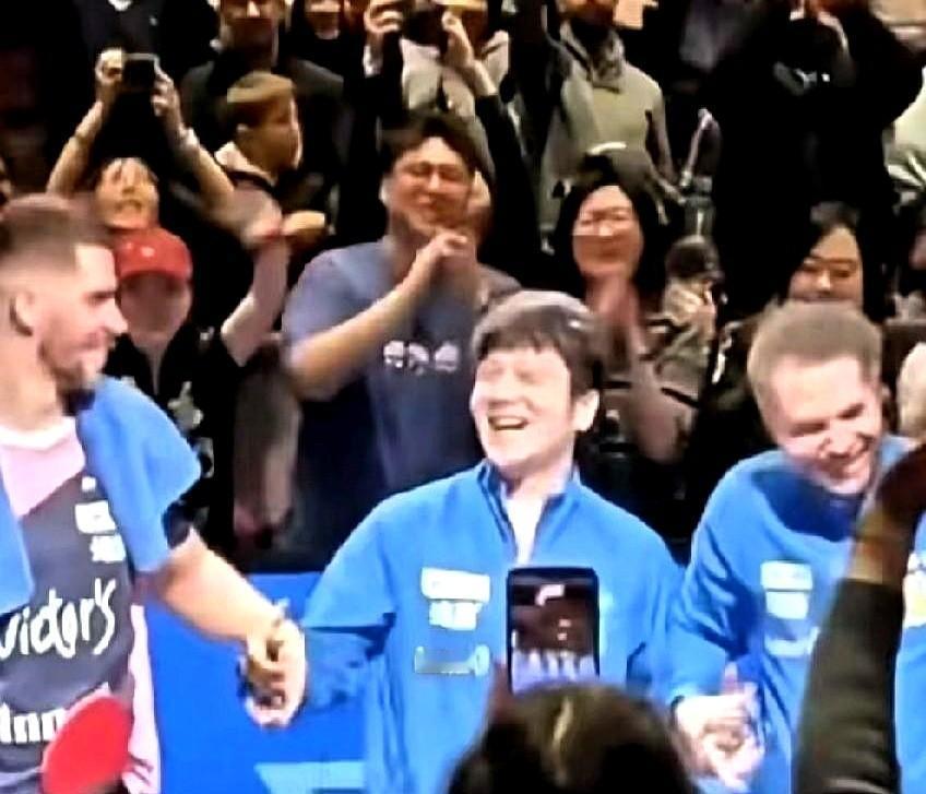 樊振东突然笑到弯腰——德国队友把球拍塞进口西裤口袋，转身对他挤眉弄眼。欧冠更衣