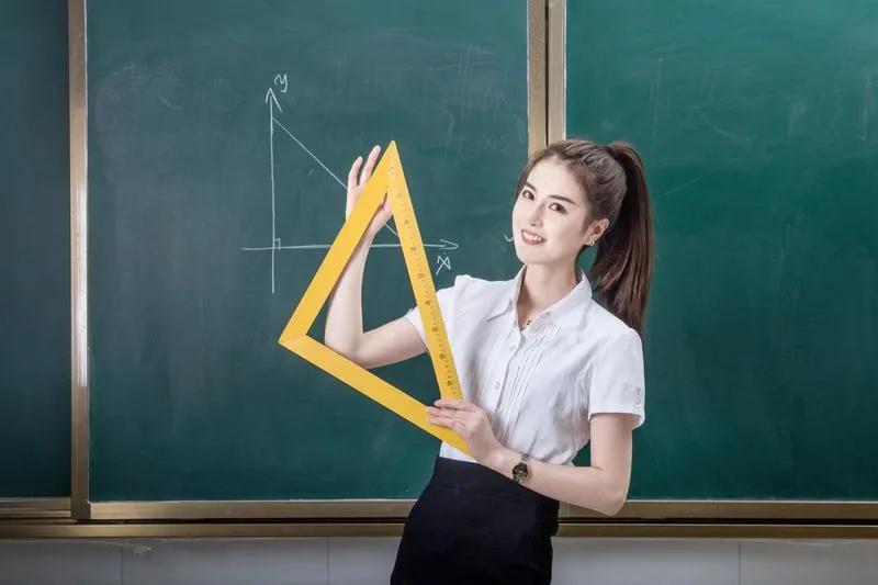 有网友发布文字说，自己是一名小学教师，教书二十六年了，现在还是初级职称十一级岗位