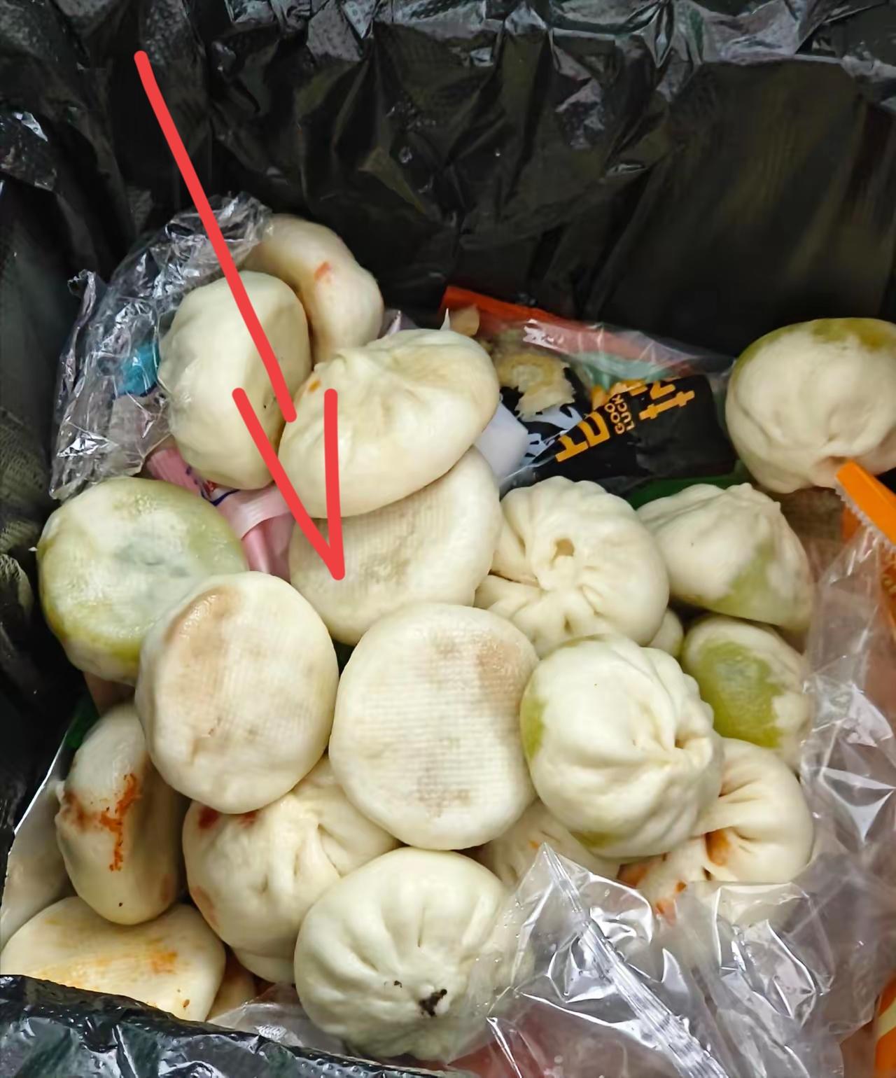今天早上，我亲眼目睹了一幕让人心疼又心寒的场景：楼下的小夫妻，把一大包还冒着热气
