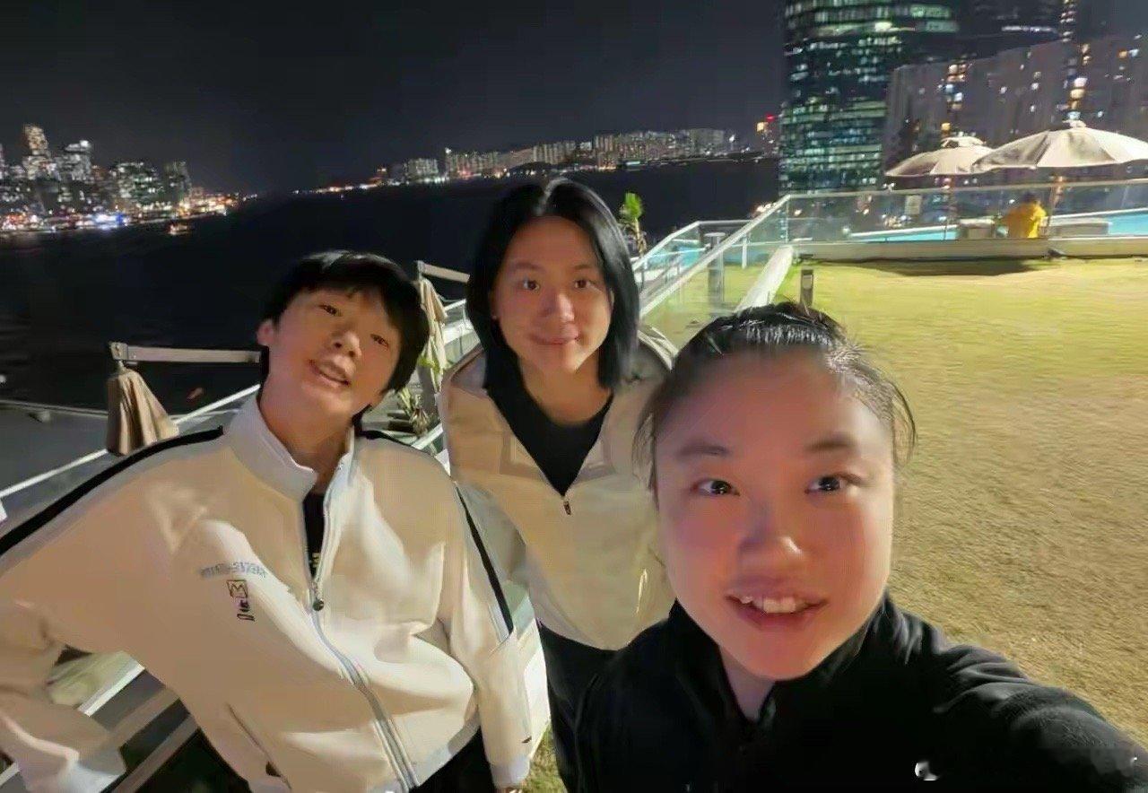 曼昱、陈熠、徐奕！三姐妹真是要好啊，虽说2025香港总决赛女单半决赛上曼昱是击败