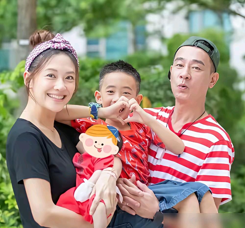 向太当年是真盯上应采儿了。节目里提到想撮合她和向佐时，眼睛都发亮，一口一个“新抱