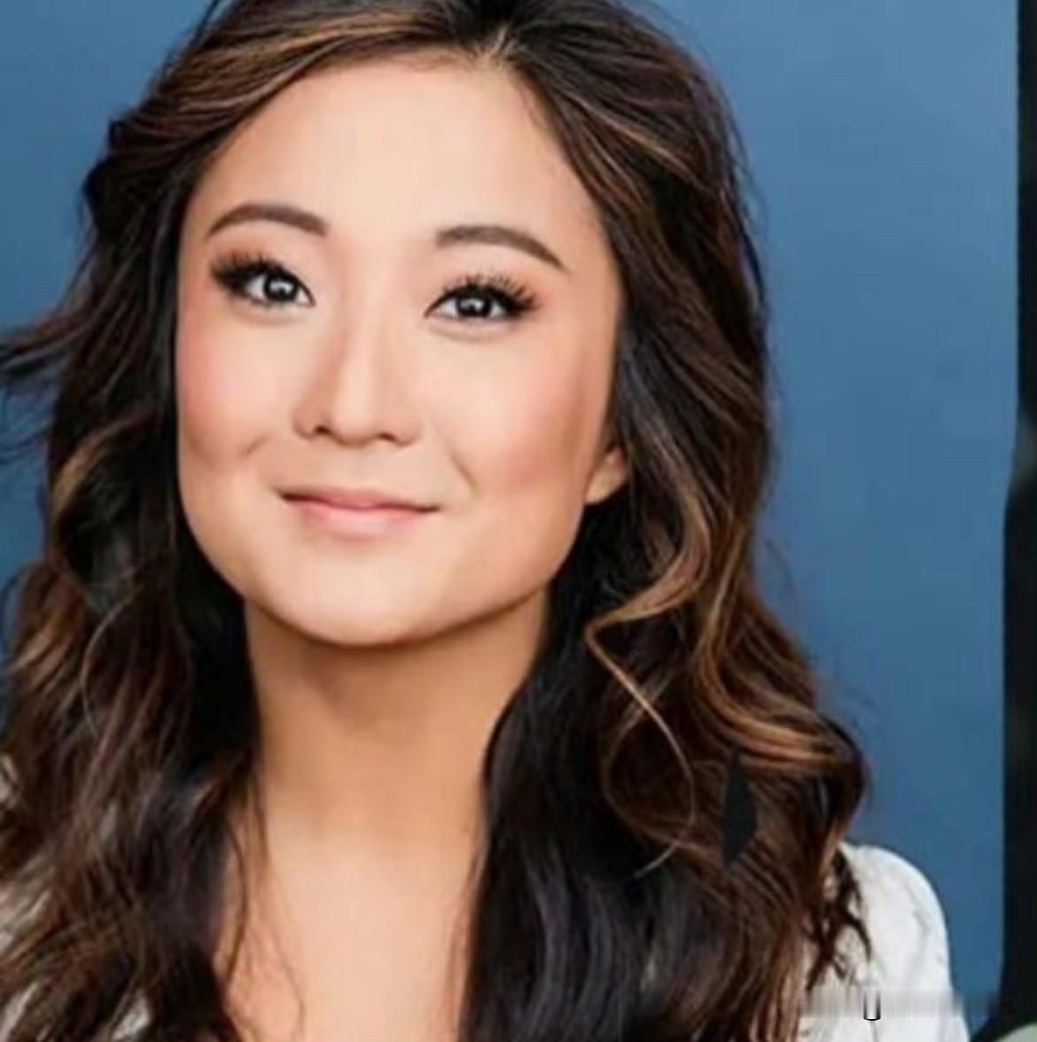 12月11日，贾玲巴黎分玲现身！说实话，乍一看，眉头一皱！贾玲不光瘦了，风格还