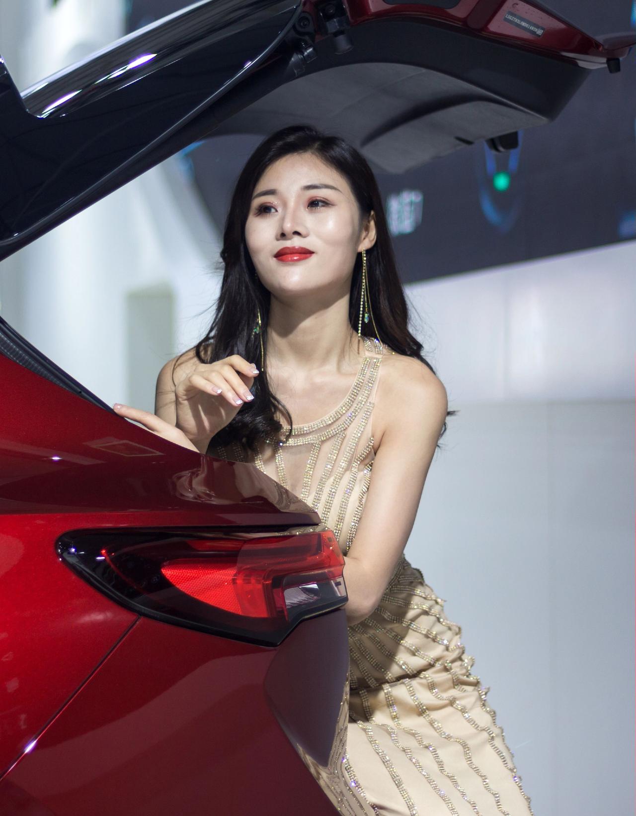 组图｜七月的风蓝蓝的，车展人像美美的。人像美出高级感拍照