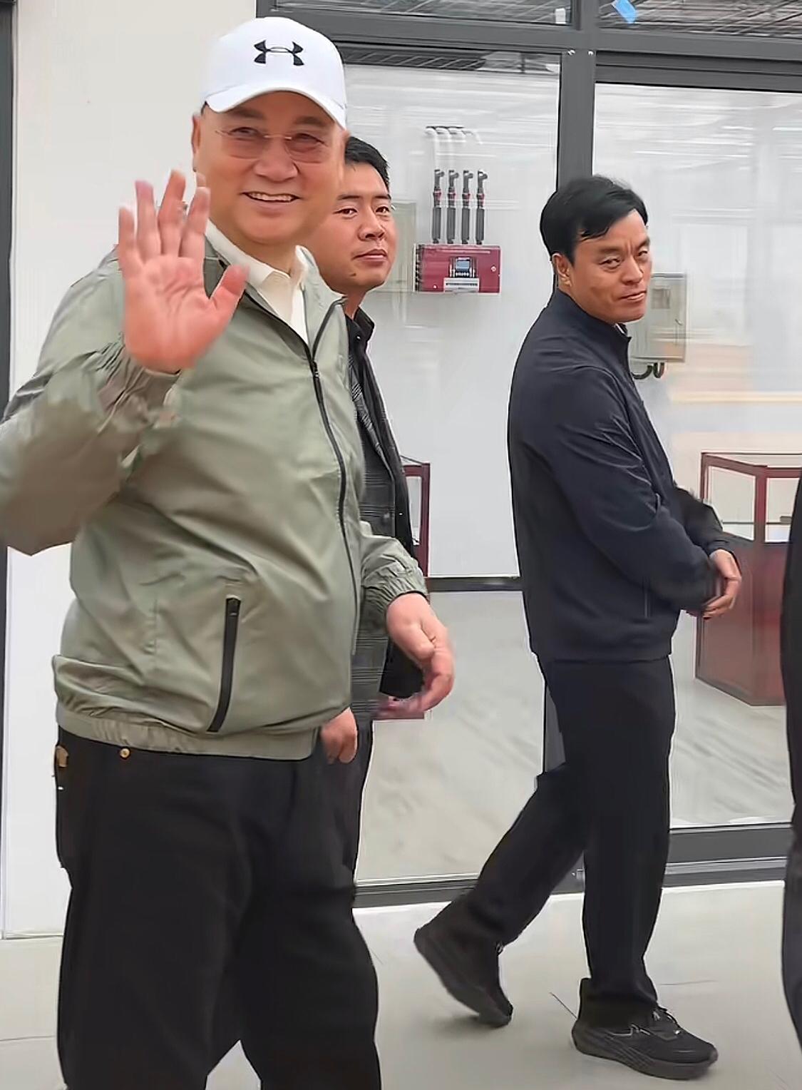 迟重瑞与友人逛古玩市场状态良好热情与粉丝打招呼。