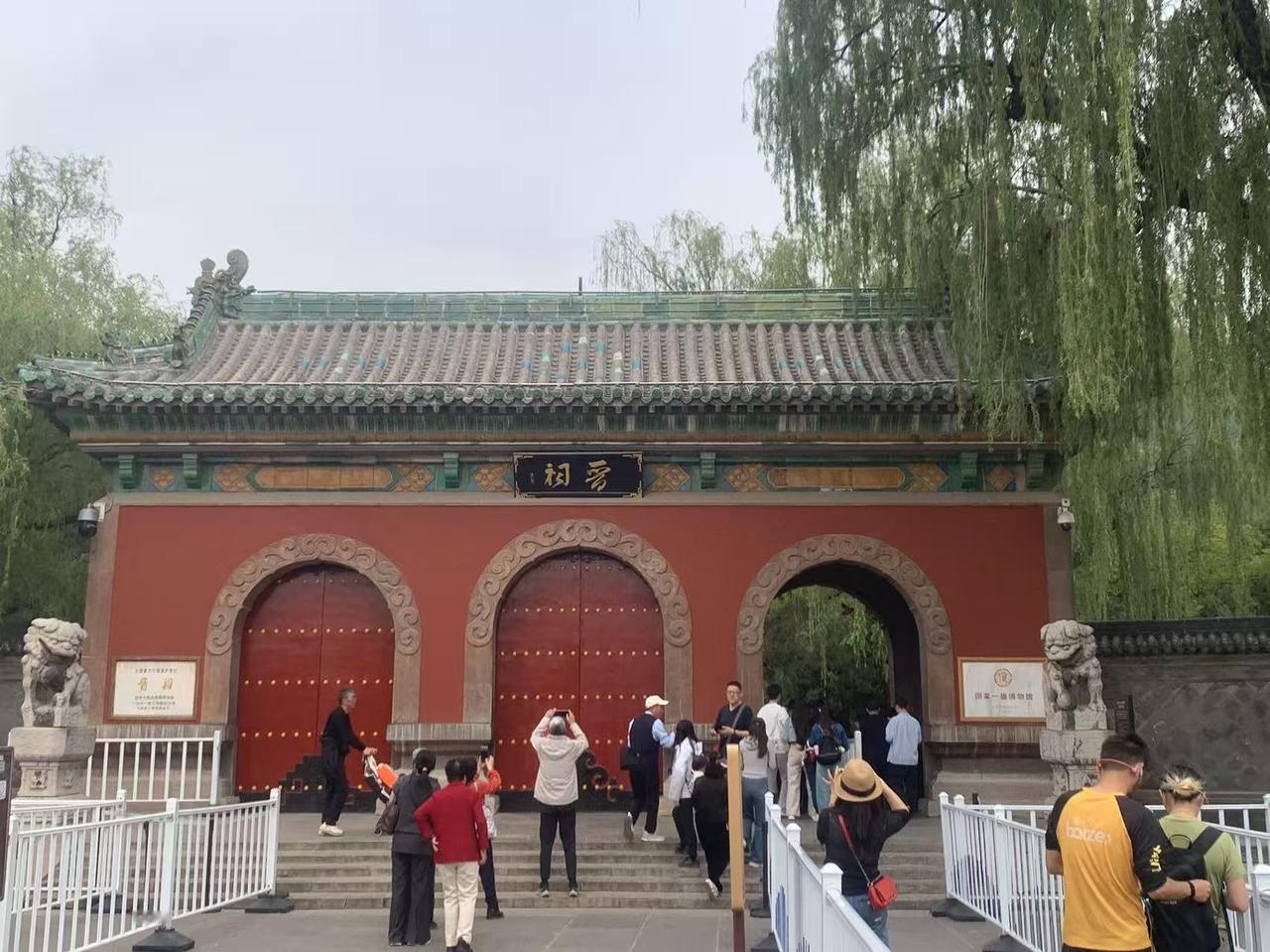五一假期旅行的最后一站——太原。太原的晋祠太棒了！依山傍水，鸟语花香，里面佛家、