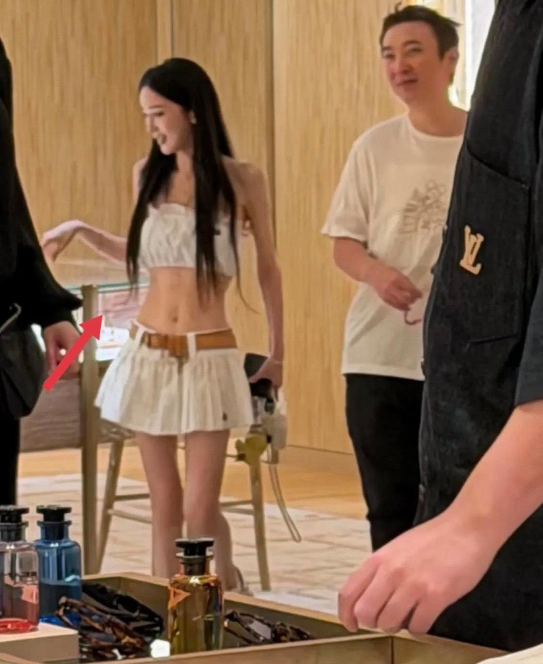 王思聪新女友太漂亮了，四肢非常纤细，身材很高挑，可谓真正的又瘦又美！不得不感慨，
