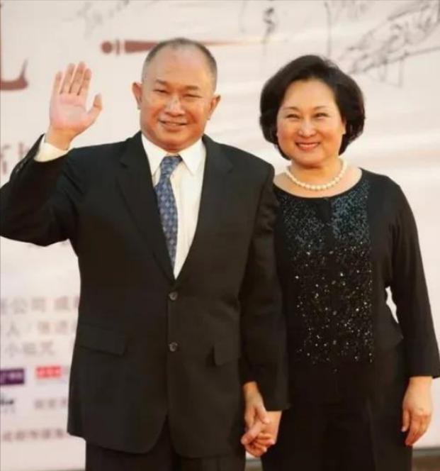2012年，著名导演吴宇森确诊淋巴癌，变卖北京房产赴美治疗；8年后，妻子牛春龙患