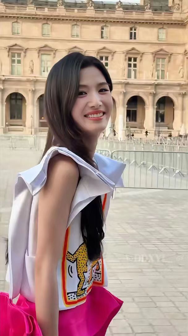 卢昱晓LV生图刷到G社直出图愣了好几秒，这真的是无修吗？皮肤通透、眉眼舒展，网