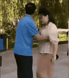 哈哈，这画面也太刺眼了！公园环境那么美，音乐还好听，怀里搂着美女，旁边还有
