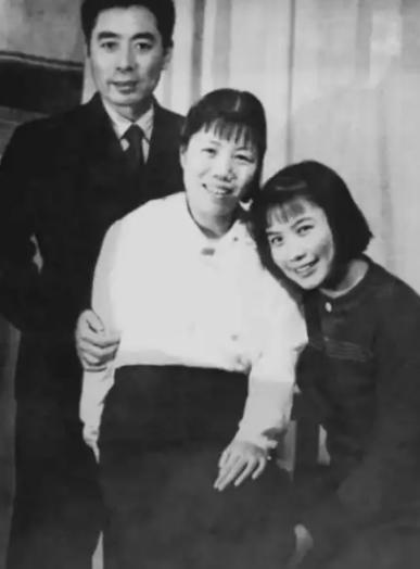 姐姐孙维世在狱中惨死七年之后，她的亲妹妹孙新世做出了一个令整个北京城为之震动的决