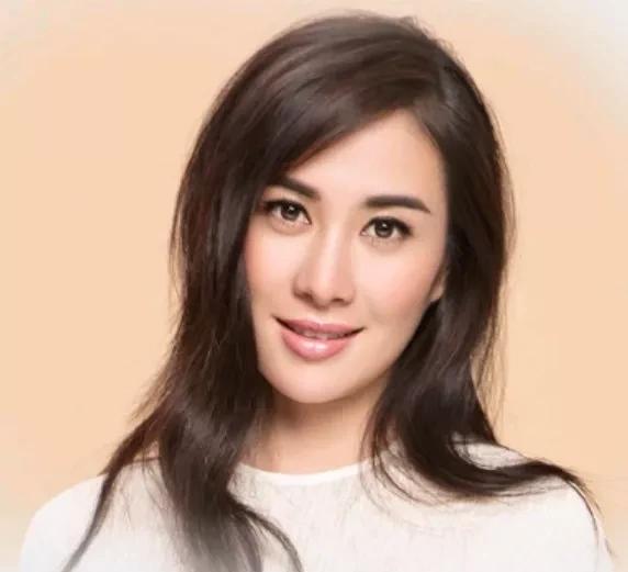 李国庆悄悄再婚了！新娘不是叶璇，是北大同窗张丹红。直播间里叶璇的暧昧眼神